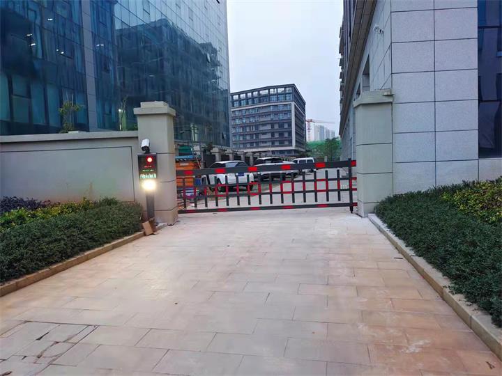 千亿产业园-车牌识别、空降闸