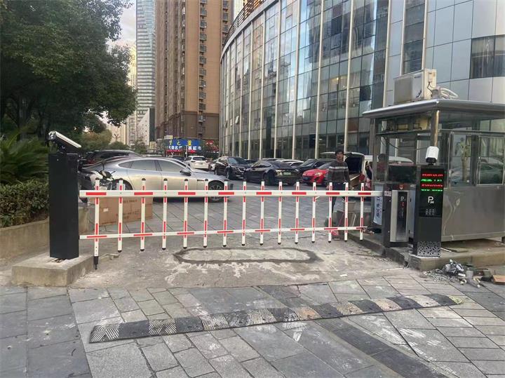 交通银行南昌红谷滩支行-车牌识别系统、道闸