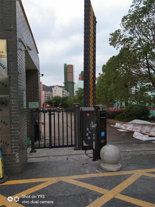 某小区车牌识别系统+道闸系统