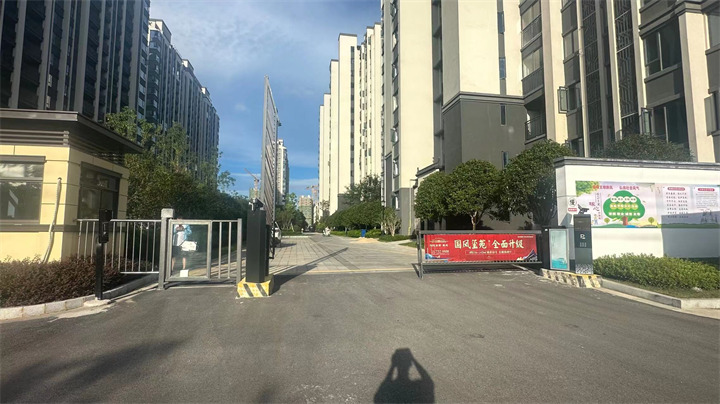 上饶婺源力高首府东苑——广告道闸+人行小门+车牌识别